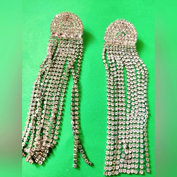 Jewelry - New white stone nag earring